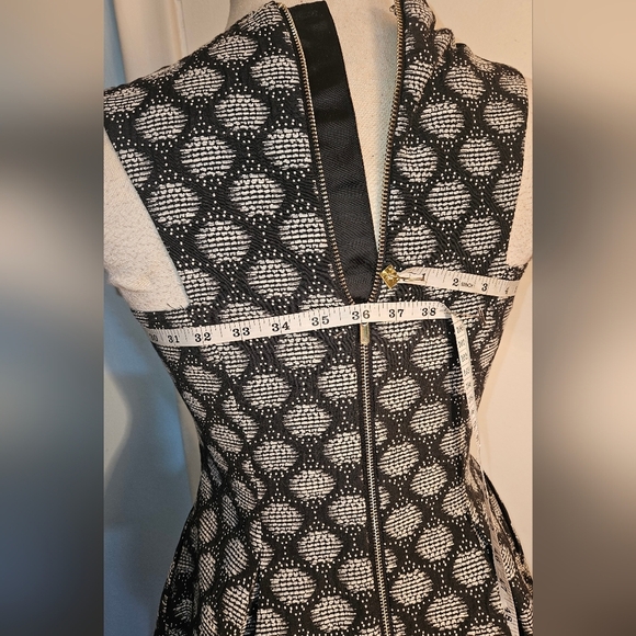 H&M Black and White Patterned Midi Dress. Size  8. Flare Skirt - Picture 6 of 9